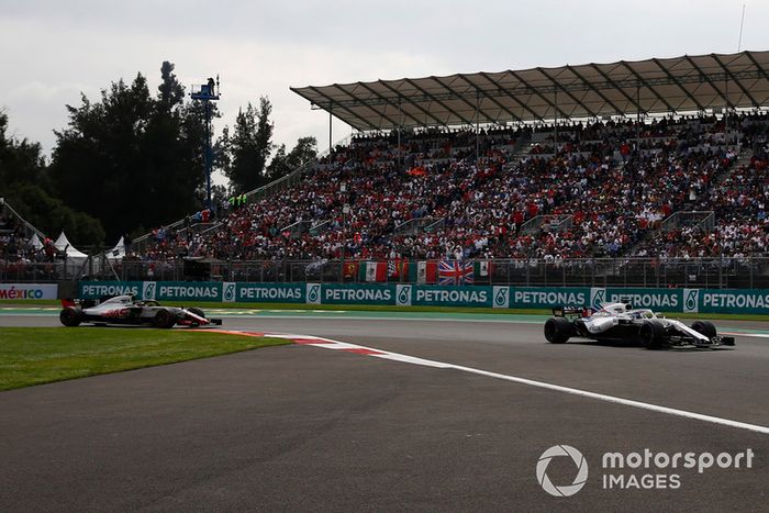 Lance Stroll, Williams FW41 y Kevin Magnussen, Haas F1 Team VF-18 