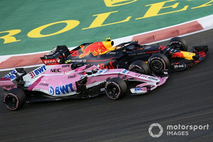 Esteban Ocon, Racing Point Force India VJM11 y Max Verstappen, Red Bull Racing RB14 
