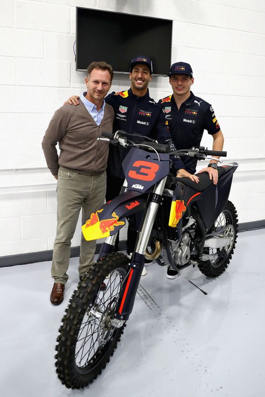 Daniel Ricciardo, Red Bull Racing; Christian Horner, jefe de Red Bull Racing, y Max Verstappen, Red Bull Racing posan para una foto con una moto KTM