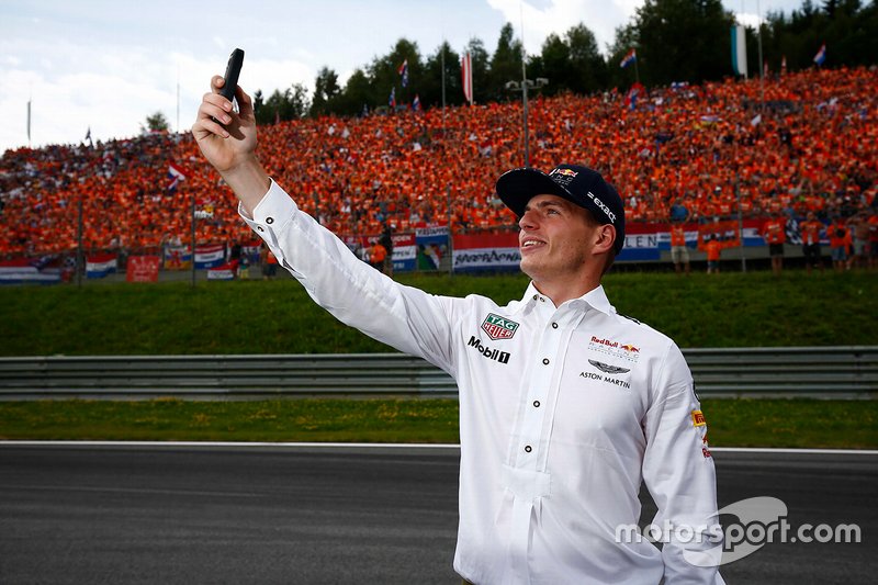 Max Verstappen, Red Bull, toma una foto con sus fans holandeses en el fondo