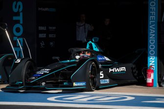 Stoffel Vandoorne, HWA Racelab, VFE-05, in de garage