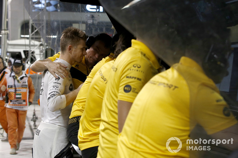 Nico Hulkenberg, Renault Sport F1 Team, kembali ke tenda tim setelah tersingkir