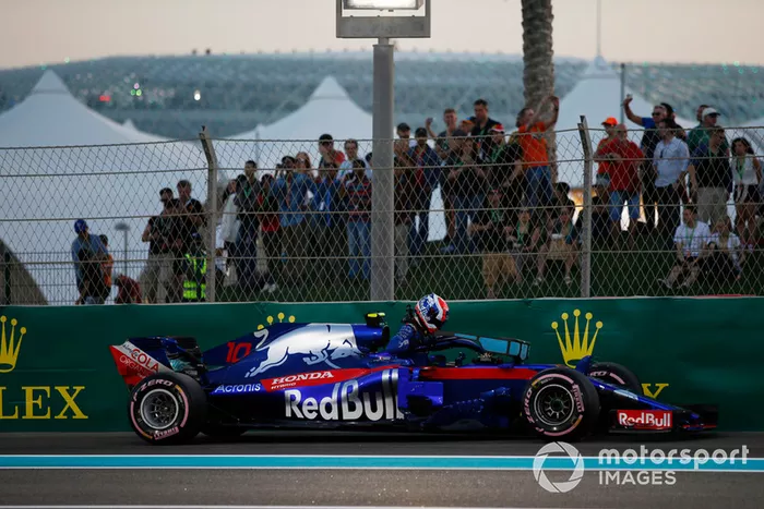 Pierre Gasly, Toro Rosso STR13 stops on track in Q1 