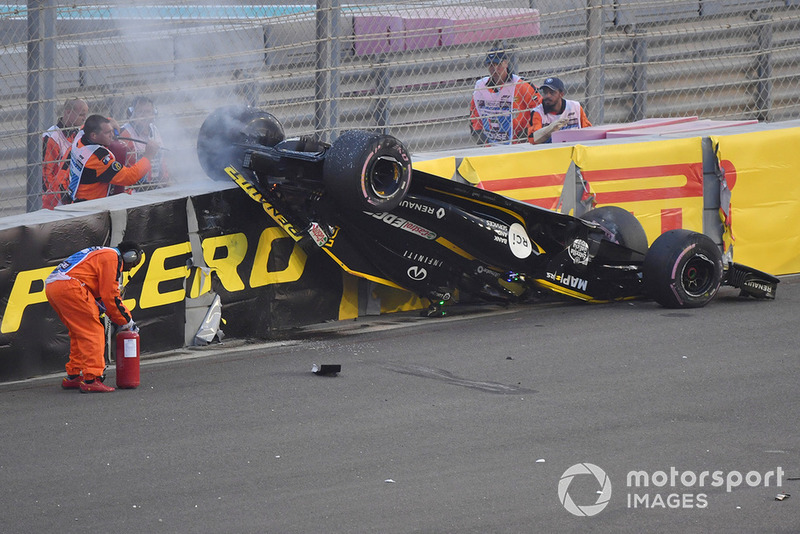 Nico Hulkenberg, Renault Sport F1 Team R.S. 18 ilk turdaki kazasının ardından takla atmış durumda