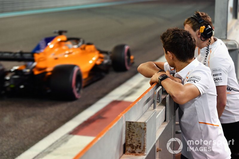 Lando Norris, McLaren observe Carlos Sainz Jr., McLaren MCL33