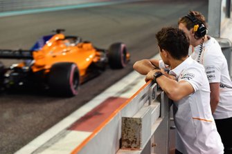 Lando Norris, McLaren observe Carlos Sainz Jr., McLaren MCL33