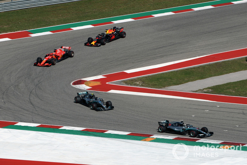 Lewis Hamilton, Mercedes-AMG F1 W09 leads Valtteri Bottas, Mercedes-AMG F1 W09, Sebastian Vettel, Ferrari SF71H and Daniel Ricciardo, Red Bull Racing RB14