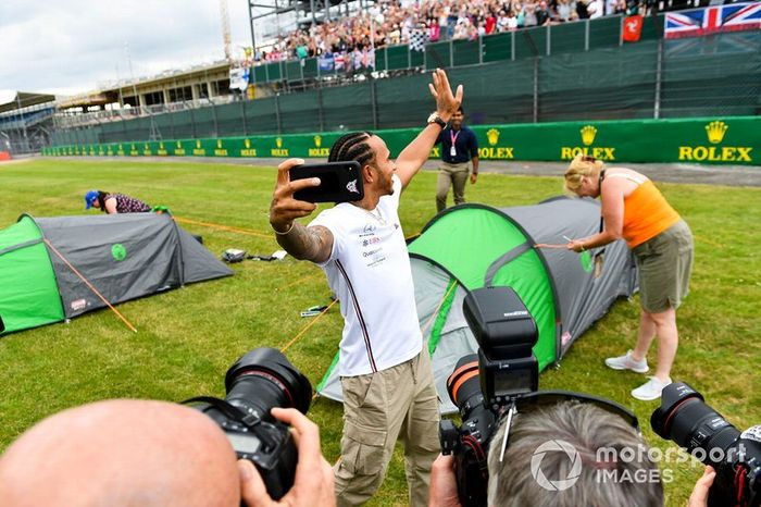 Lewis Hamilton, Mercedes AMG F1 toma un selfie con una tribuna llena de fans