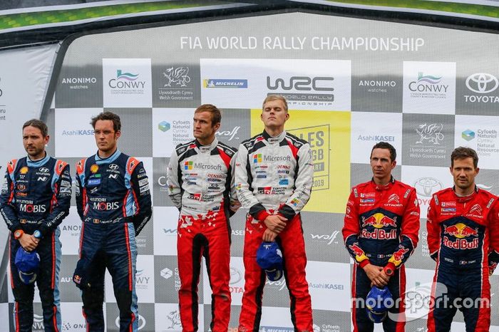 Podio: I vincitori Ott Tänak, Martin Järveoja, Toyota Gazoo Racing WRT Toyota Yaris WRC, secondo classificato Thierry Neuville, Nicolas Gilsoul, Hyundai Motorsport Hyundai i20 Coupe WRC, terzo classificato Sébastien Ogier, Julien Ingrassia, Citroën World Rally Team Citroen C3 WRC