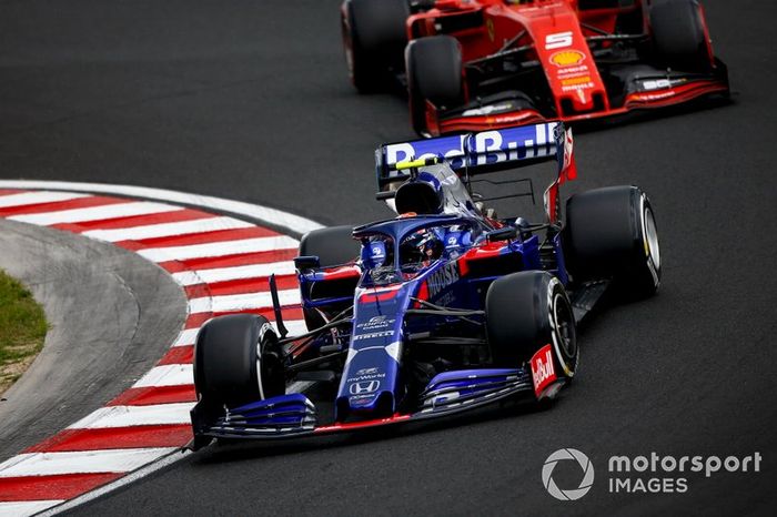 Alexander Albon, Toro Rosso STR14, y Sebastian Vettel, Ferrari SF90