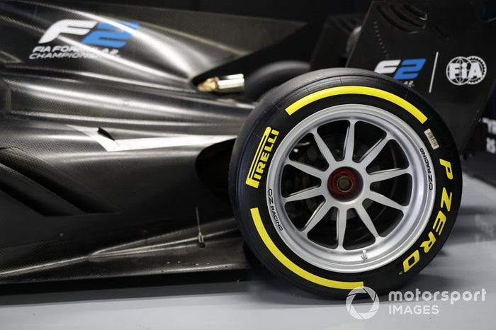 Jean Alesi prueba los nuevos neumáticos Pirelli de 18 pulgadas para las próximas temporada de F2 