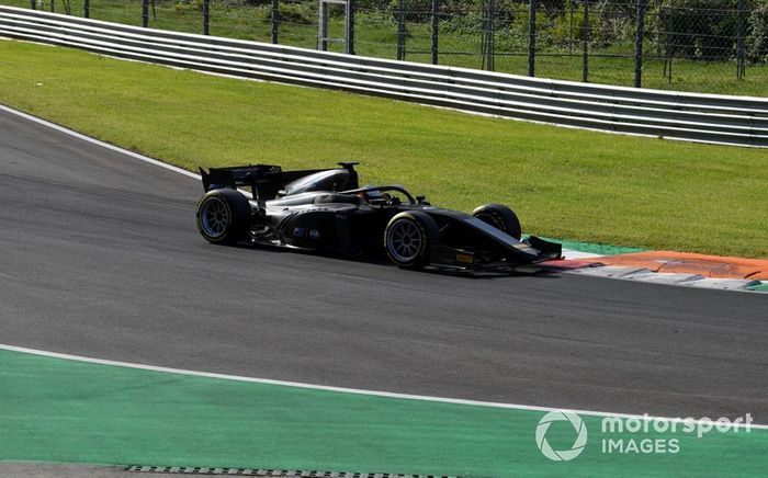 Jean Alesi prueba los nuevos neumáticos Pirelli de 18 pulgadas para las próximas temporada de F2