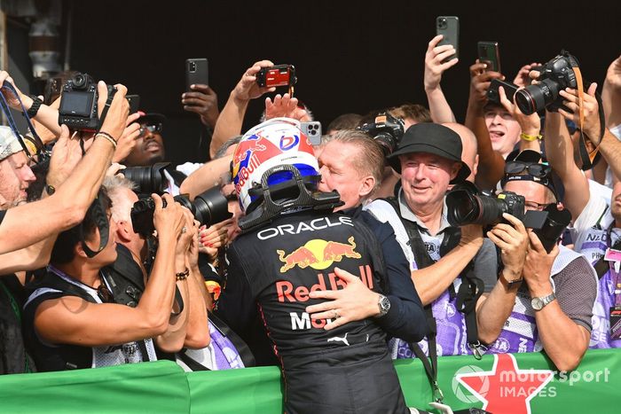 Max Verstappen, Red Bull Racing, 1ª posición, celebra con su padre Jos en el Parc Ferme