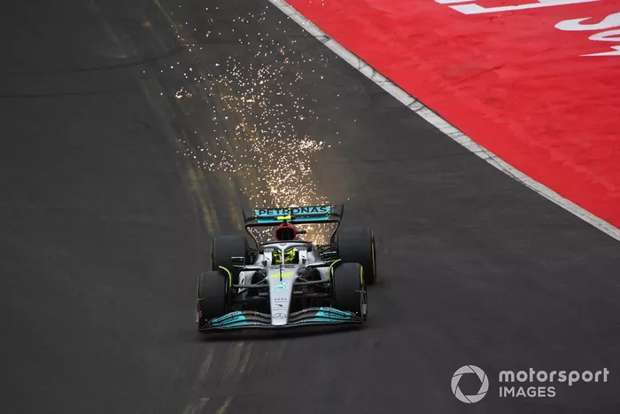 Lewis Hamilton, Mercedes W13, echa chispas