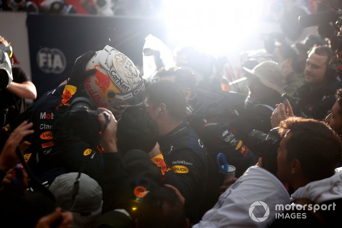 Max Verstappen, Red Bull Racing, 1ª posición, celebra con su equipo en el Parc Ferme