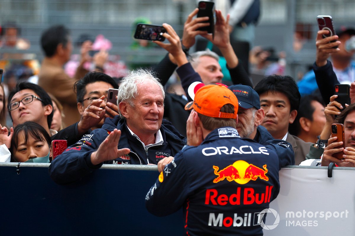 Ganador y campeón del mundo Max Verstappen, Red Bull Racing celebra con Helmut Marko, asesor, en el Parc Ferme
