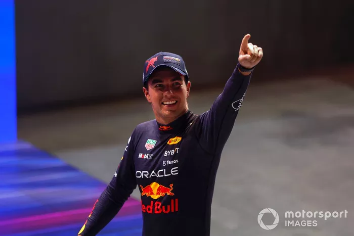 Sergio Pérez, Red Bull Racing, 1ª posición, celebra en el Parc Ferme