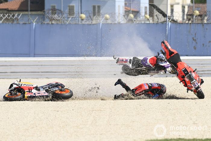 Caída de Pol Espargaró, Repsol Honda Team, Michele Pirro, Ducati Team, Johann Zarco, Pramac Racing al inicio