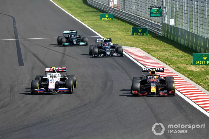Mick Schumacher, Haas VF-21, lucha con Max Verstappen, Red Bull Racing RB16B