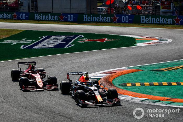 Sergio Pérez, Red Bull Racing RB16B, Carlos Sainz Jr., Ferrari SF21