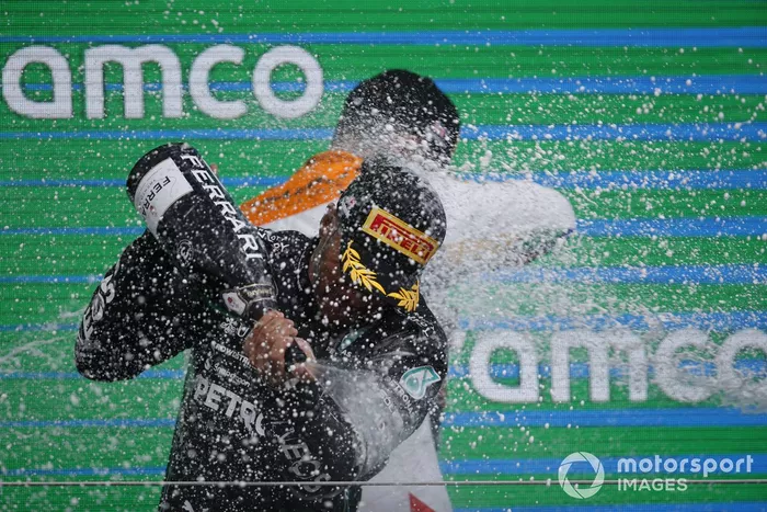 Lewis Hamilton, Mercedes-AMG, 3ª posición, Lando Norris, McLaren, 2ª posición, rocía Champagne en el podio