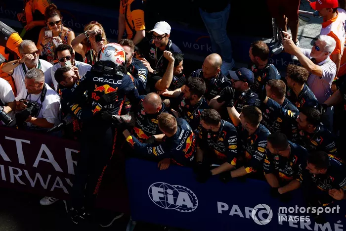 Max Verstappen, Red Bull Racing, 1ª posición, celebra a su llegada al Parc Ferme con su equipo.