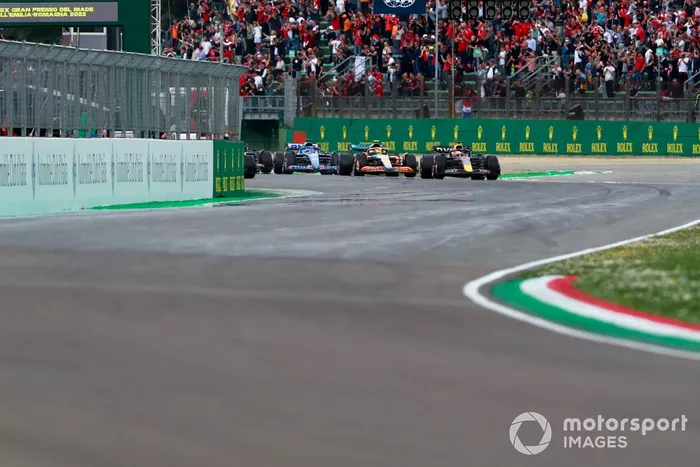 Max Verstappen, Red Bull Racing RB18, Charles Leclerc, Ferrari F1-75, Lando Norris, McLaren MCL36, Fernando Alonso, Alpine A522, en la salida