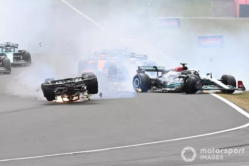 L'incidente che ha coinvolto Zhou Guanyu, Alfa Romeo C42, George Russell, Mercedes W13 alla partenza della gara