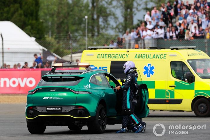 Alex Albon, Williams Racing, es asistido en el coche médico