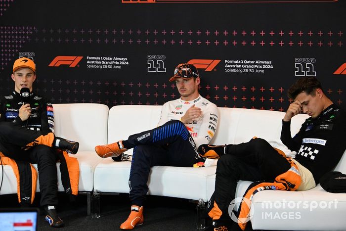 Oscar Piastri, McLaren F1 Team, 2.ª posição, Max Verstappen, Red Bull Racing, 1.ª posição, Lando Norris, McLaren F1 Team, 3.ª posição, no post Conferência de Imprensa Sprint