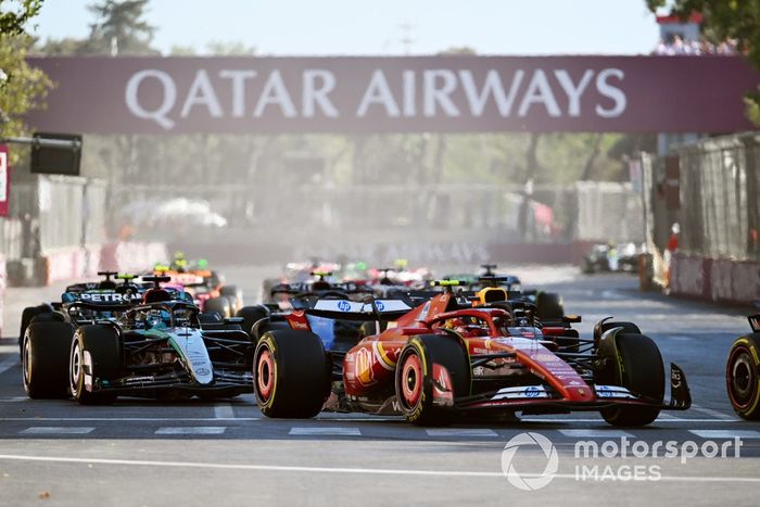 Carlos Sainz, Ferrari SF-24, Max Verstappen, Red Bull Racing RB20, George Russell, Mercedes F1 W15, el resto de la parrilla en la primera vuelta.