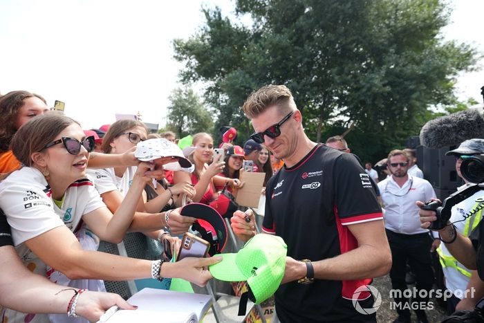 Nico Hulkenberg, Haas F1 Team, firma autógrafos para los aficionados