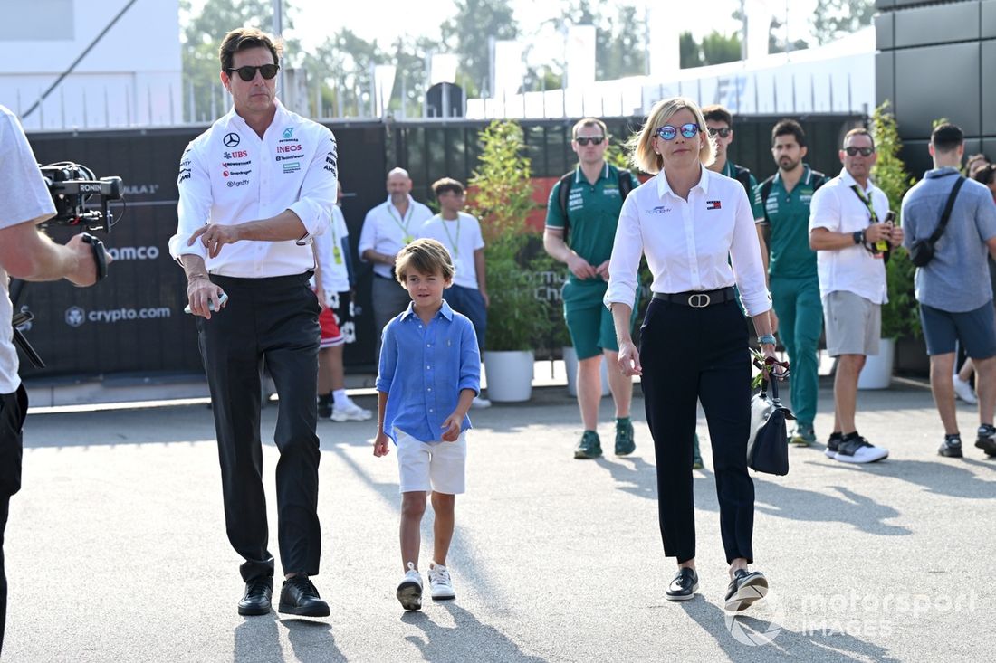 Toto Wolff, dyrektor zespołu i CEO, Mercedes-AMG F1 Team, żona Susie Wolff, dyrektor zarządzająca F1 Academy, z synem Jackiem Wolffem.