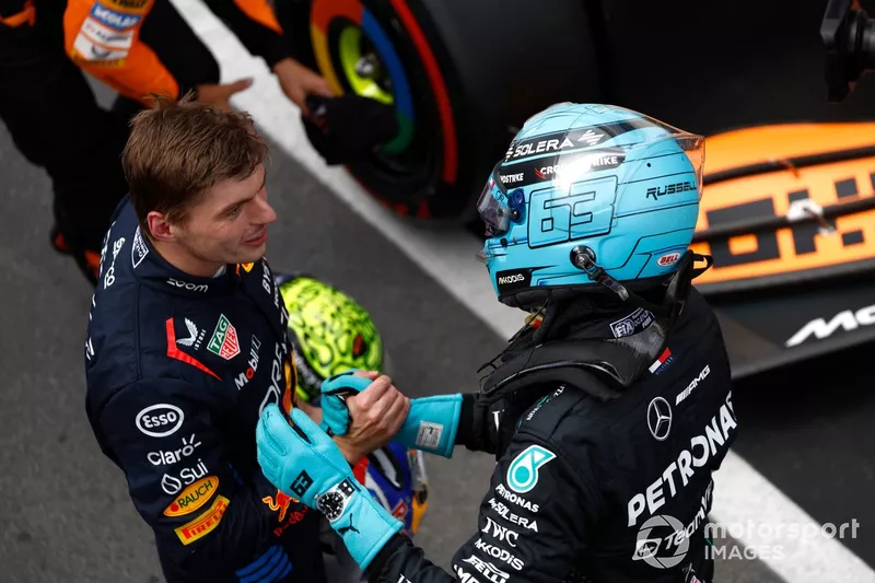 George Russell, Mercedes-AMG F1 Team, est félicité par Max Verstappen, Red Bull Racing, après les qualifications.