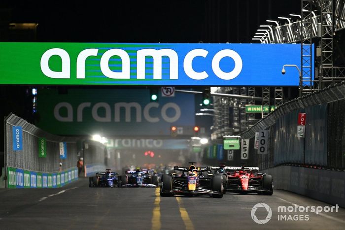 Max Verstappen, Red Bull Racing RB19, Charles Leclerc, Ferrari SF-23, George Russell, Mercedes F1 W14, Pierre Gasly, Alpine A523, el resto de la parrilla.