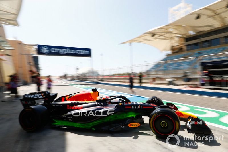 Max Verstappen, Red Bull Racing RB19, sale del garaje