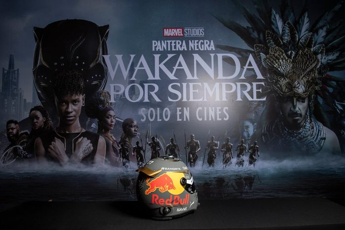 Sergio Pérez, Red Bull Racing con su casco con el diseño de la película Black Panther Wakanda Por Siempre de Marvel