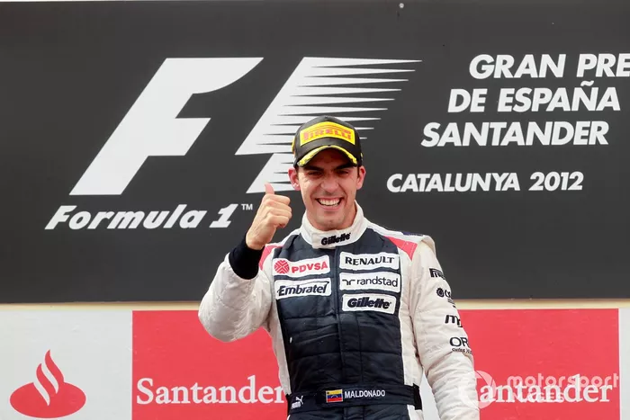 Ganador de la carrera, Pastor Maldonado, del equipo Williams F1, celebra en el podio