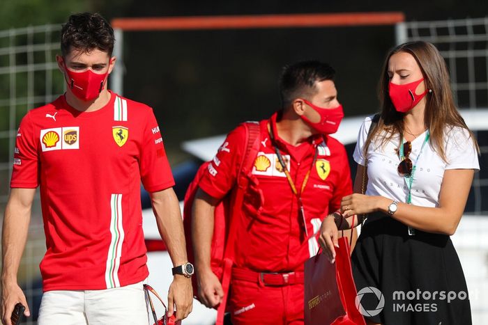 Charles Leclerc, Ferrari, y su novia, Charlotte Sine