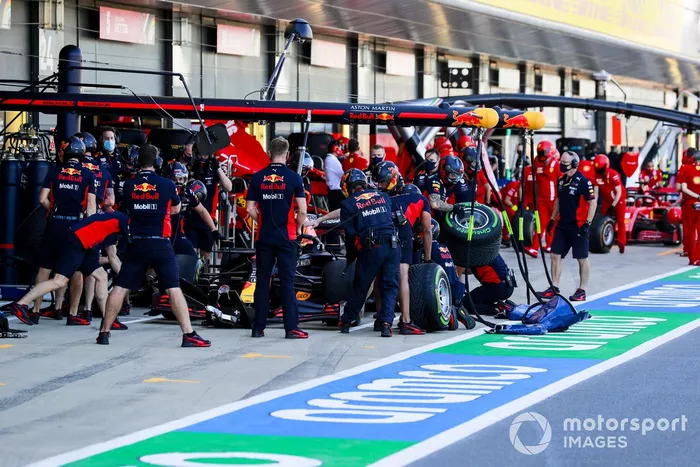Red Bull Racing practica los pitstops