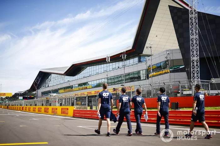 Daniil Kvyat, AlphaTauri con sus ingenieros