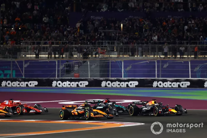 Max Verstappen, Red Bull Racing RB20, Lando Norris, McLaren MCL38, George Russell, Mercedes F1 W15, batalla por el liderato en la salida de la Carrera.