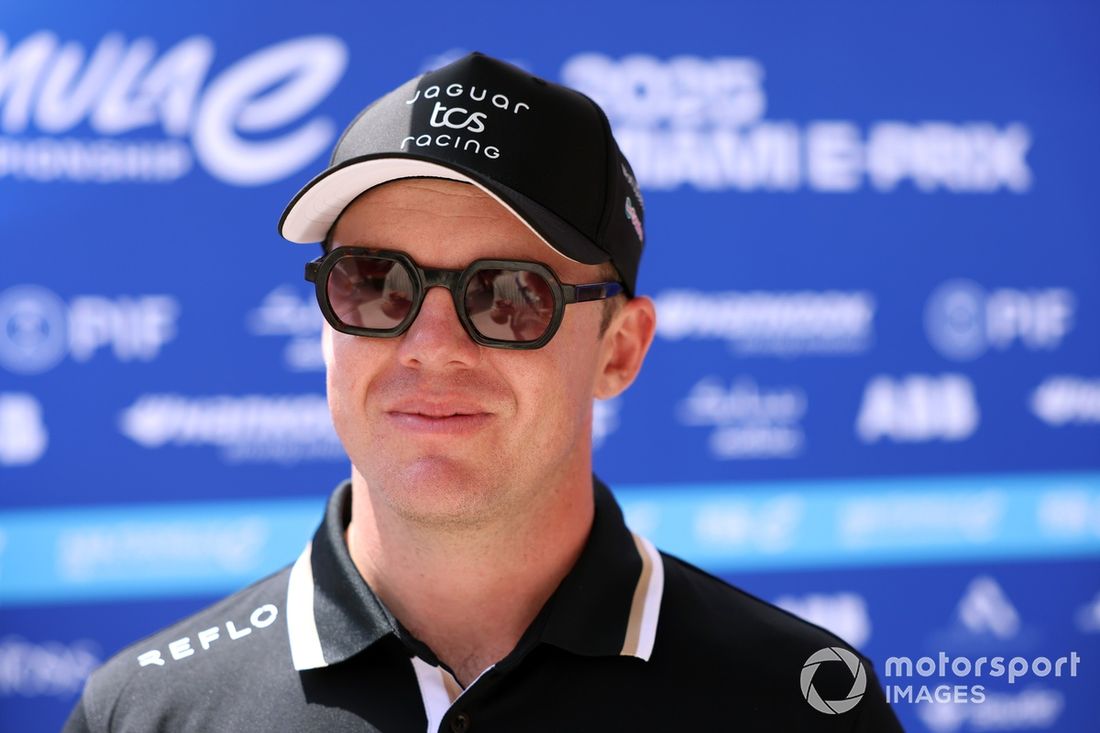 Nick Cassidy , Jaguar TCS Racing observa en el paddock