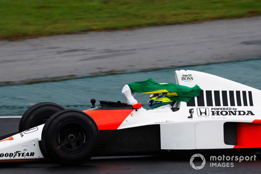 Lewis Hamilton conduce el McLaren MP4/5B de Ayrton Senna