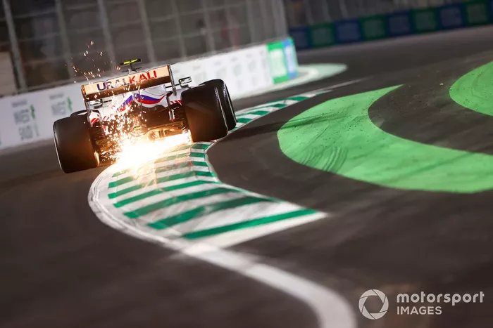 Las chispas salen del coche de Mick Schumacher, Haas VF-21