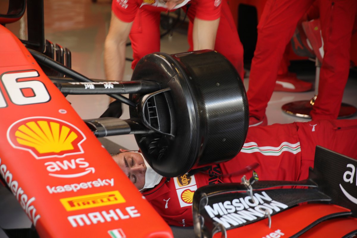 Dettaglio del cestello dei freni anteriore della Ferrari SF21