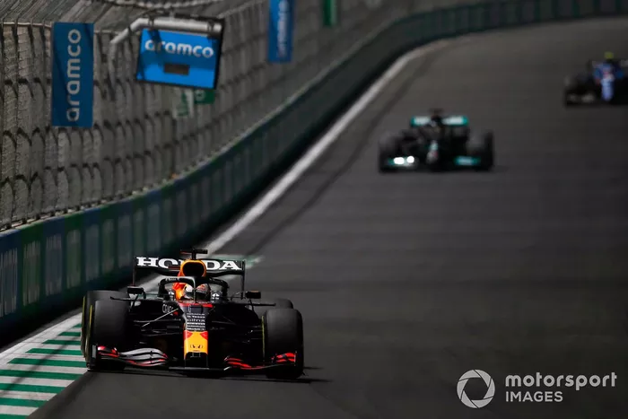 Max Verstappen, Red Bull Racing RB16B, Lewis Hamilton, Mercedes W12