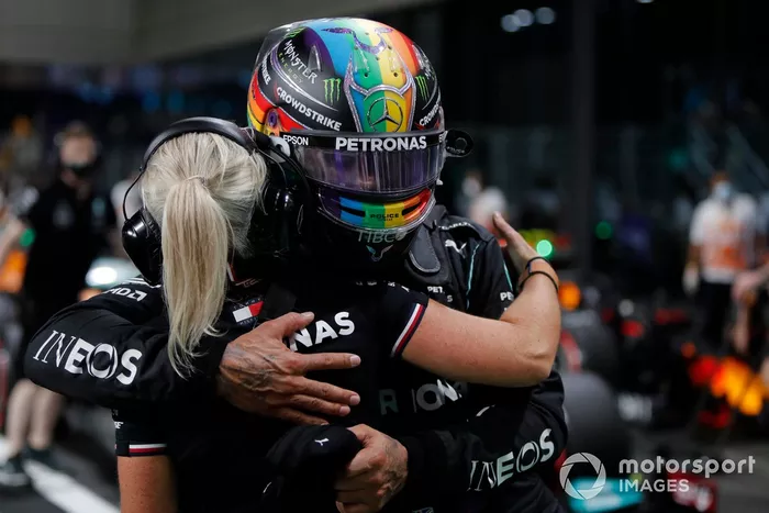Angela Cullen, fisioterapeuta de Lewis Hamilton, felicita a Lewis Hamilton, de Mercedes, por conseguir la pole