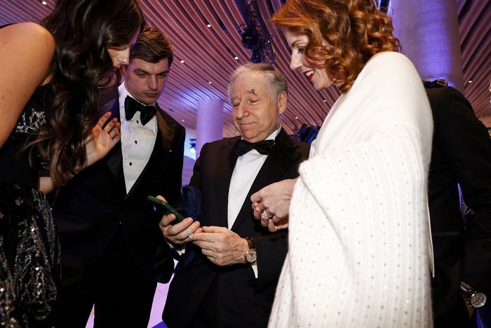 Max Verstappen, campeón de Fórmula 1 2021, Kelly Piquet, Jean Todt y Geri Horner 