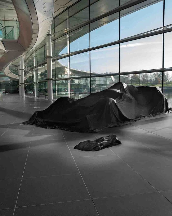 El McLaren MCL36 de la F1 2022 y el el McLaren F1 de LEGO® Technic™, ocultos